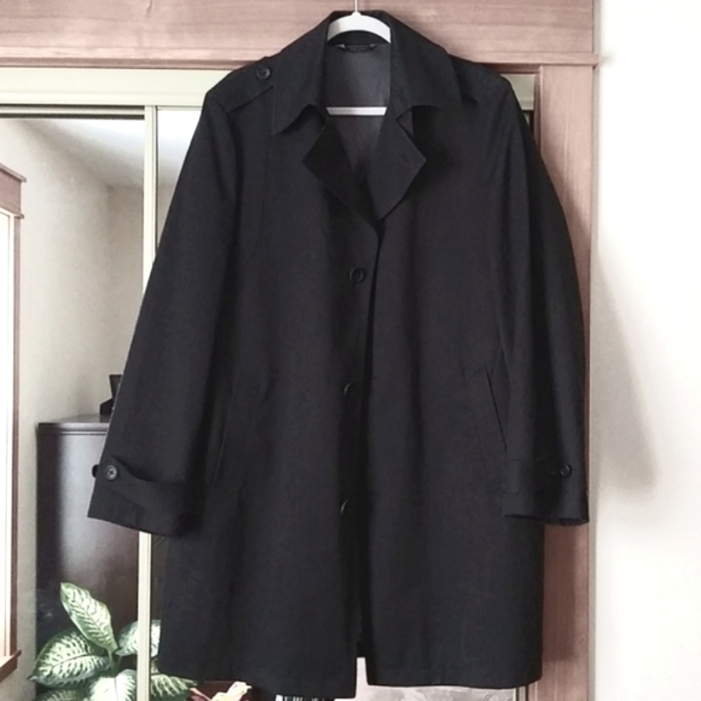 Cardinal of Canada men's classy black trench coat.Size L.